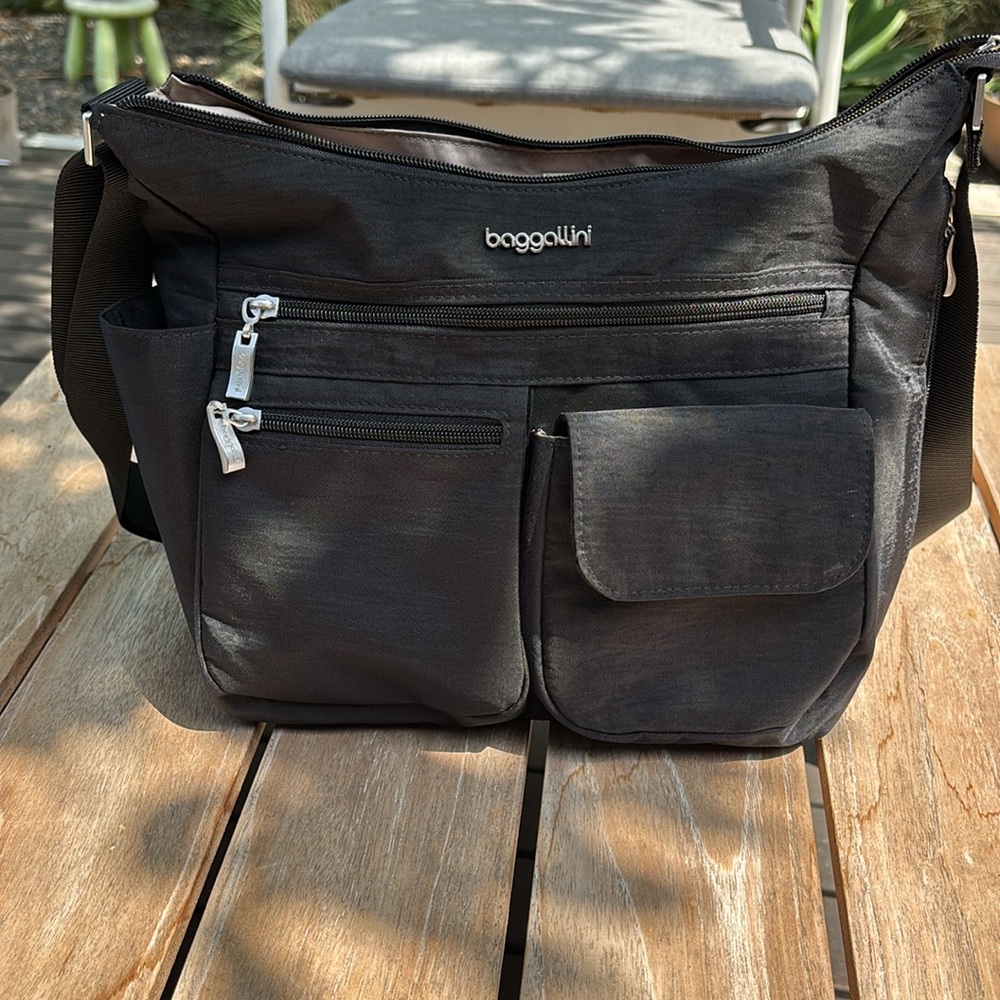 Baggallini Black Multi-Pocket Everywhere Bag black